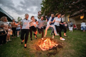 التقليد الأرمني الشهير Trndez، أوTiarnundaraj، أو Derendez. ولماذا يقفز الأرمن فوق النار كل عام؟