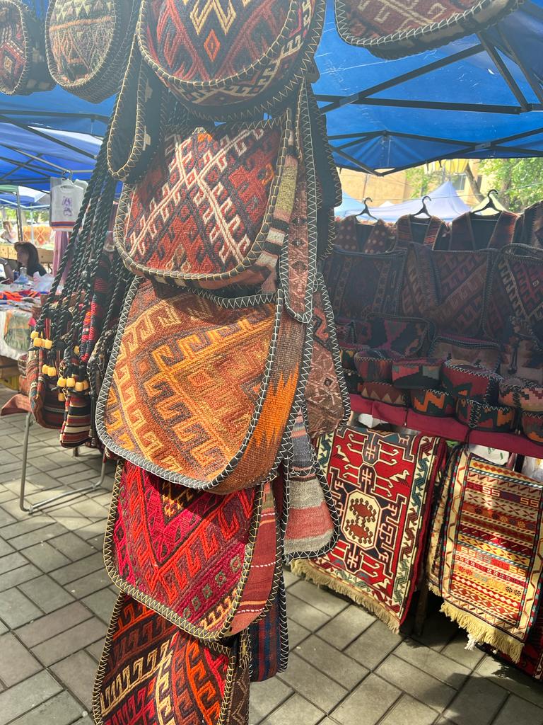سوق الفيرنيساج في يريفان أرمينيا