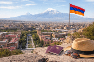 صورة بانورامية لمدينة يريفان في أرمينيا مع جبل أرارات في الخلفية، تظهر في المقدمة جوازات سفر عربية وقبعة شمسية ونظارات شمسية، توضح استعداد المسافرين العرب للاستفادة من الإعفاء المؤقت من فيزا أرمينيا 2026.